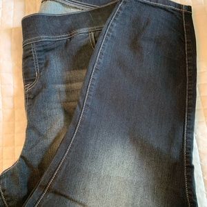 Size 3 like a 20W. Must have skinny jeans!